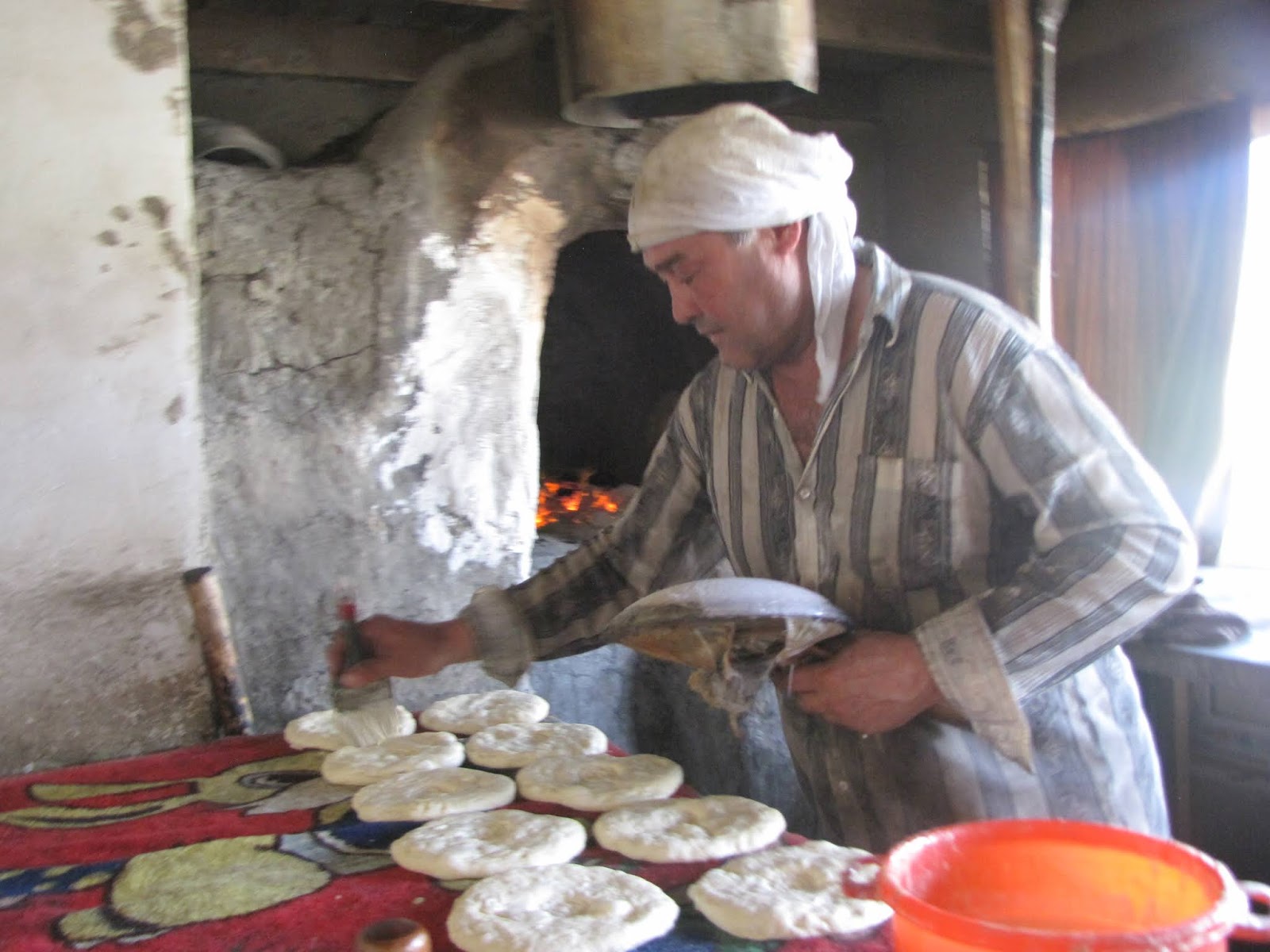 500 таджикски. Таджикистан лепешки дастархан. Таджикские лепешки и дастархан. Таджичка с лепешками. Дастархан с лепешками.