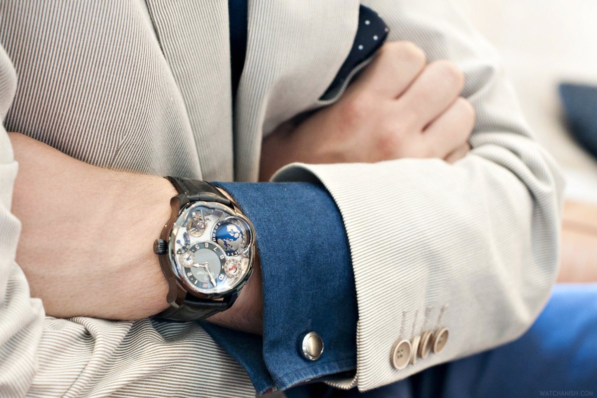 На какой руке носить часы мужские. Сочетание мужских часов и одежды. Костюмные часы. Где носят часы. На какую руку одевают часы мужские.
