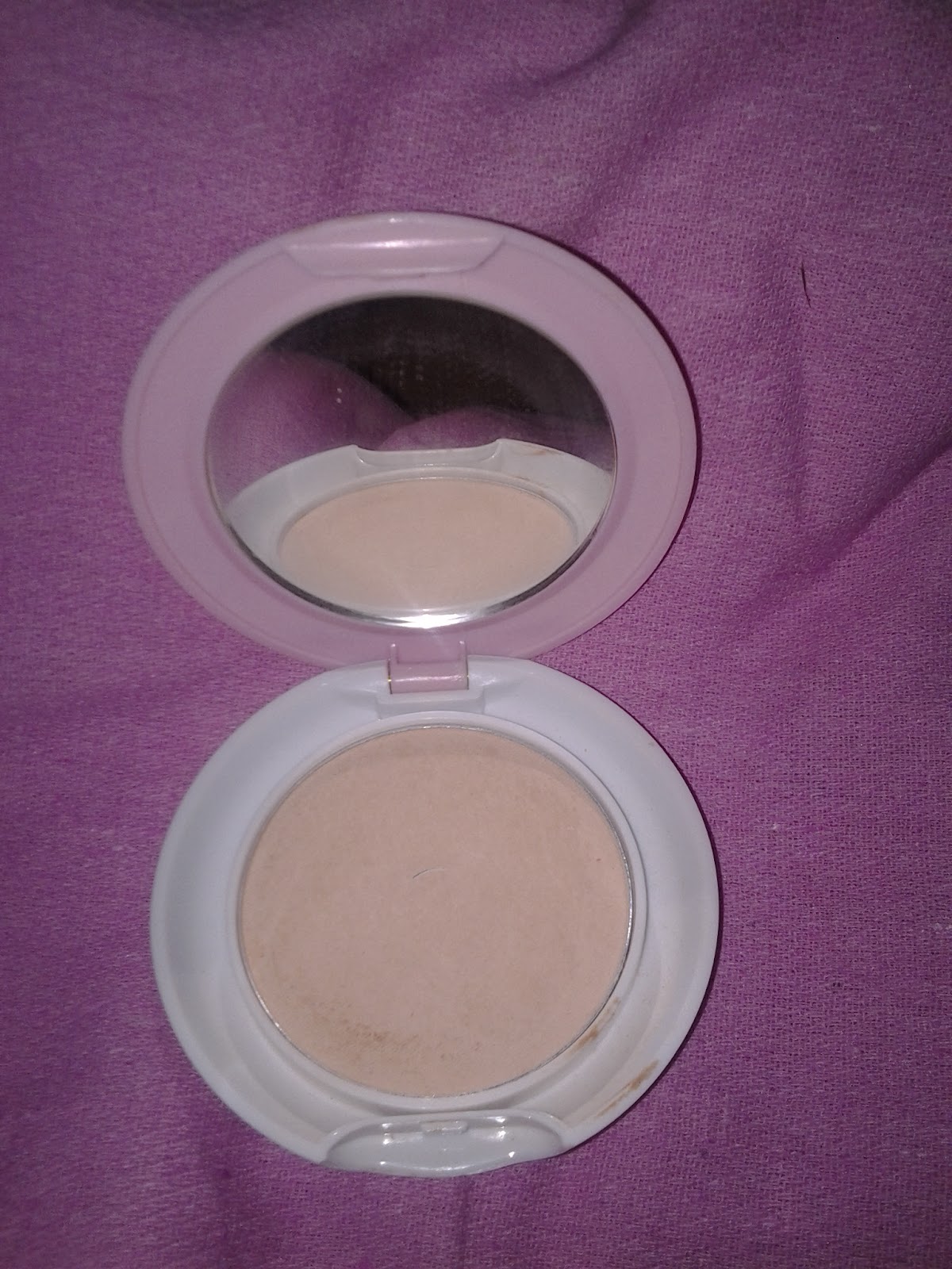 Armie's Tantrums Johnson's face powder in beige