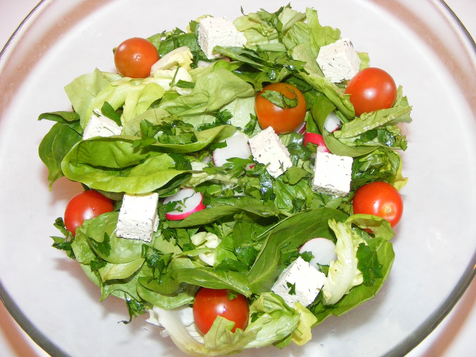 Весенние салаты на праздничный стол. Салат из зелени. Летний овощной салат. Салат весенний. Салат из зелени и овощей.