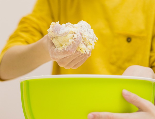 FUN KID PROJECT: Make modeling clay from bread! (no-cook, easy recipe!)