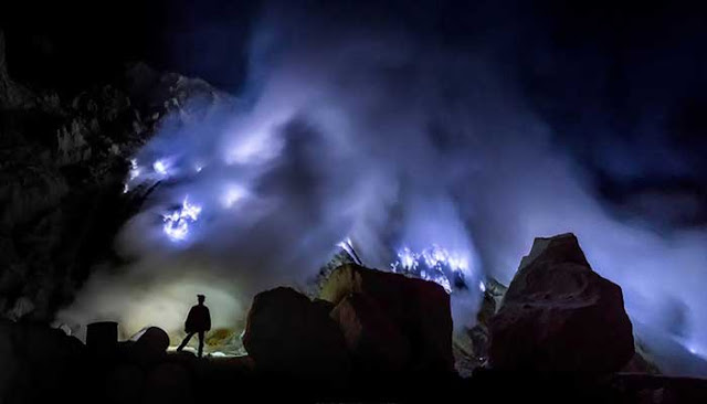 10 DESTINASI WISATA INDONESIA PALING POPULER 2018 Kawah Ijen