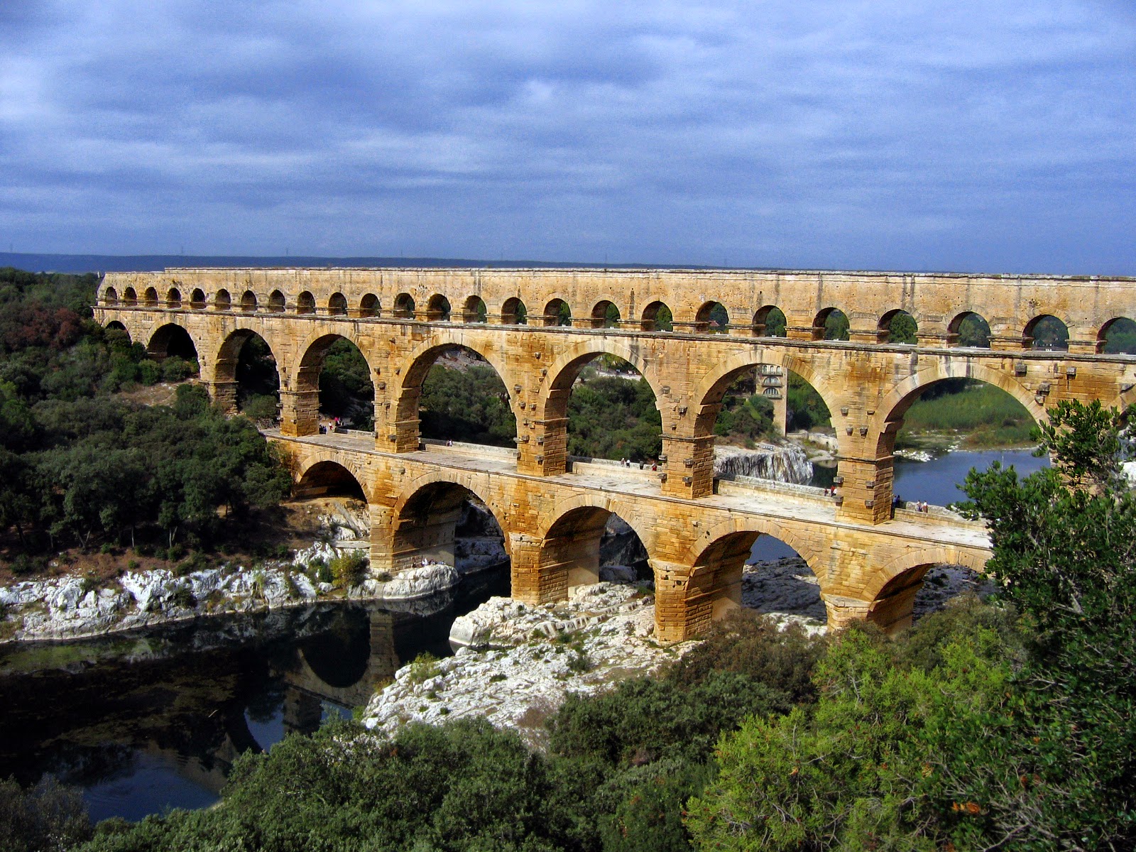 Древнейший в риме мост. Римские акведуки древний Рим. Пон-дю-гар Франция. Пон-дю-гар древний Рим. Каменный мост виадук древний Рим.