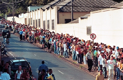 Resultado de imagem para fila dos desempregados