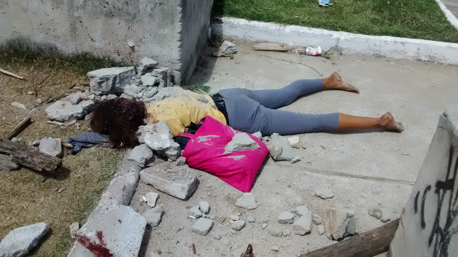 IMAGENS FORTES Uma mulher foi morta a pedradas e pauladas, na manhã desta quinta. Fique Bem IMAGENS FORTES Uma mulher foi morta a pedradas e pauladas, na manhã desta quinta. Fique Bem