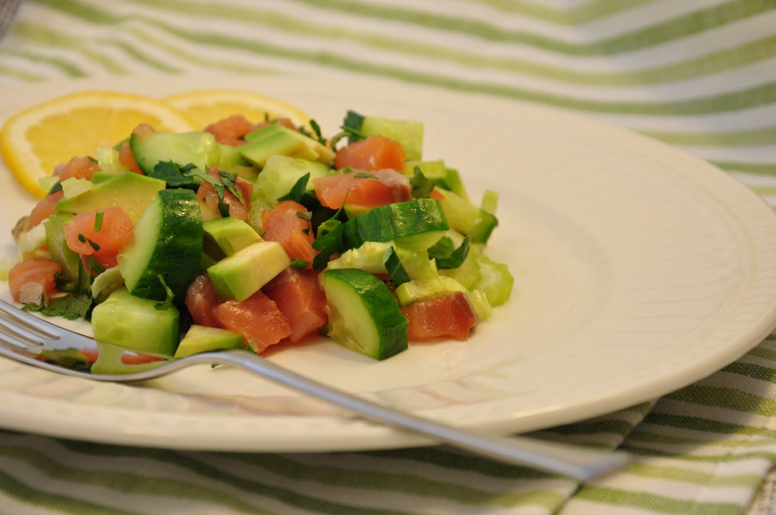 Салат с красной рыбой и авокадо рецепт. Салат с семгой и авокадо. Салат с авокадо и красной рыбой и огурцом. Салат с семгой слабосоленой и авокадо. Салат с авокадо и семгой и огурцом.