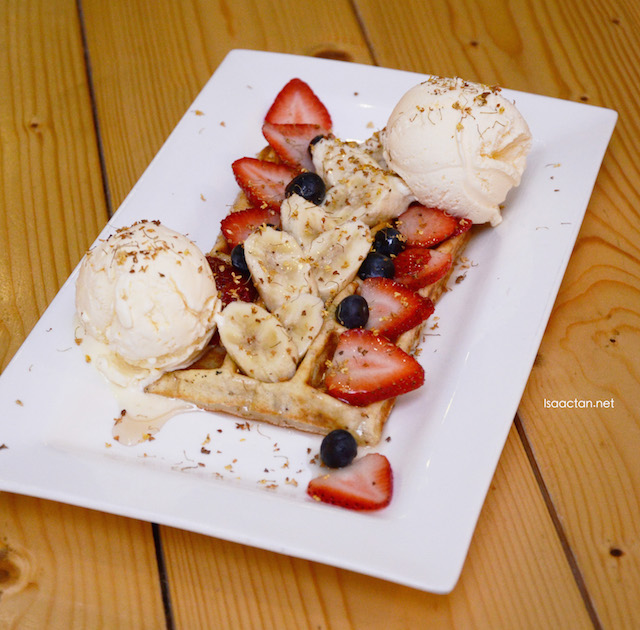 Waffle Ice Cream with Strawberries, Blueberries and Banana
