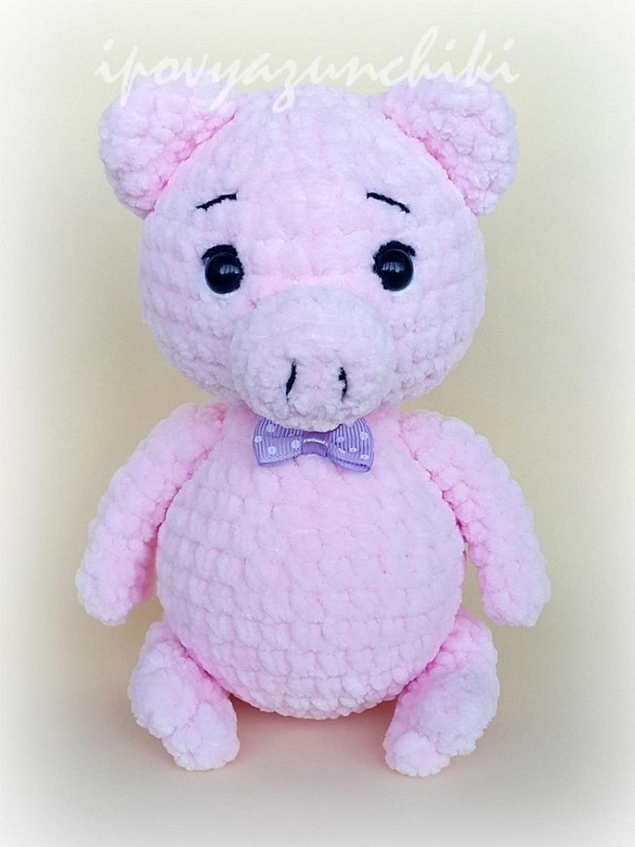 Plush crochet pig amigurumi