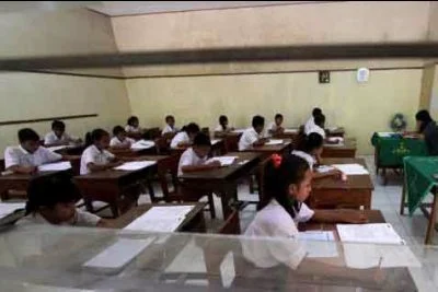 Kelulusan siswa SD tahun ajaran 2014 akan ditentukan melalui Ujian Sekolah.