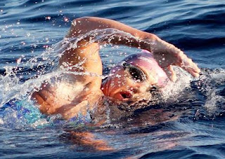 mujer nadando - Penny Palfrey - nadadora profesional - tipos de nado - nado mariposa - estilo mariposa - estilo libre - nadando en el mar - agua cristalina