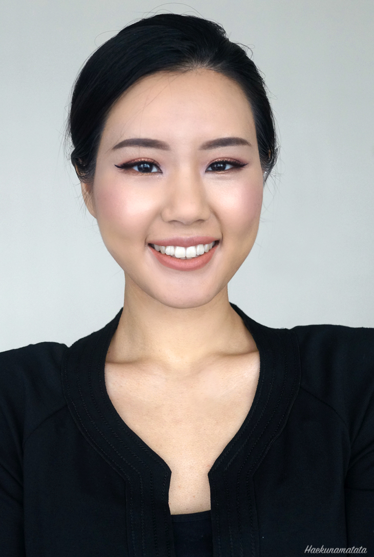 The Balm Mary-Lou Manizer Highlighter Review Swatch FOTD The Balm Mary-Lou Manizer Highlighter Review Swatch FOTD