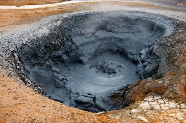 Volcan de barro en azerbaiyan entra en erupcion. Volcan de barro en azerbaiyan entra en erupcion.