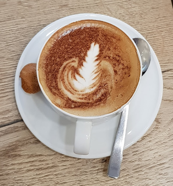food blogger dubai pomme de pain french coffee cappuccino