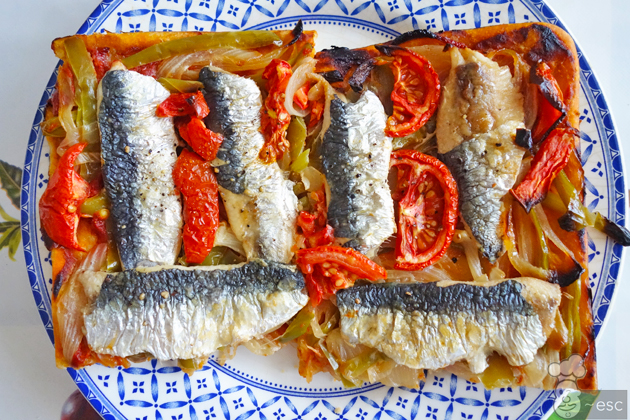 coca de sardinas con tomate y verduras