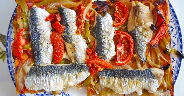 Cómo hacer una coca de sardinas con tomate y verduras en 4 pasos | El Saber  Culinario