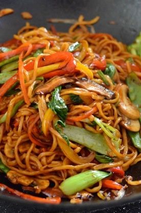 This vegetable lo mein is a really simple, versatile and healthy noodle dish. Vegetable lo mein can be a staple vegetarian meal or a meatless Monday dinner!