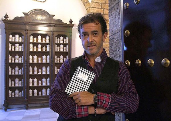 Aficionados de Sevilla al Carnaval de Cádiz homenajearan este Jueves a Juan Carlos Aragón Aficionados de Sevilla al Carnaval de Cádiz homenajearan este Jueves a Juan Carlos Aragón