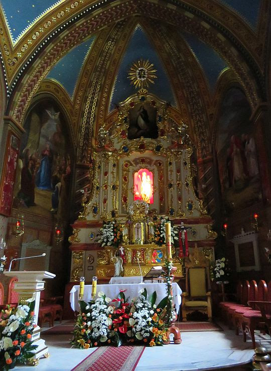 Ołtarz główny z figurą Matki Bożej Ludźmierskiej. Ołtarz główny z figurą Matki Bożej Ludźmierskiej.