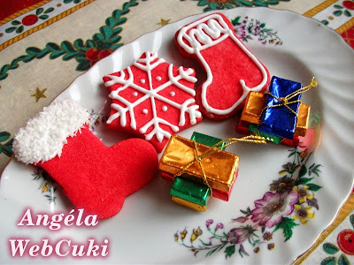 Mikuláscsizmák és hópihék, könnyen és gyorsan elkészíthető, piros színű, vaníliás kekszek Karácsonyra.