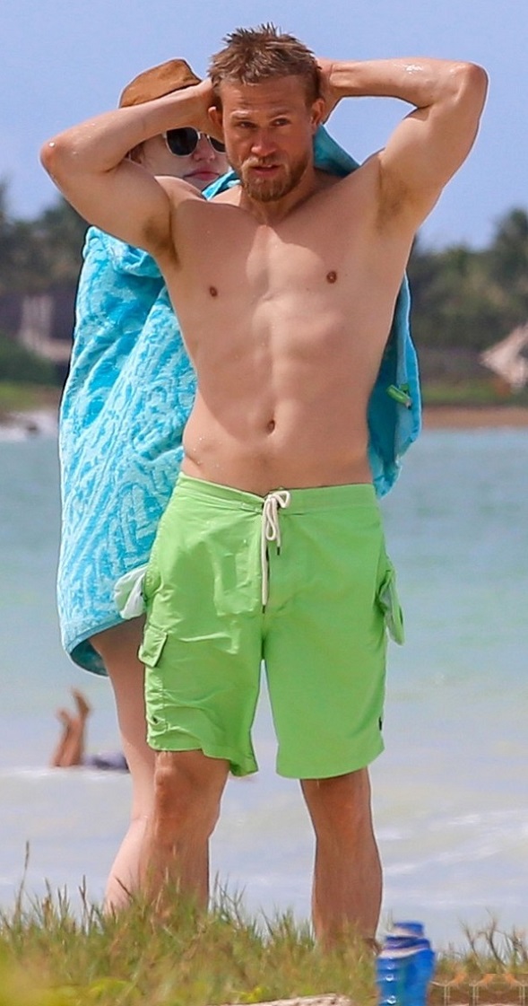 charlie hunnam beach vjbrendan charlie hunnam on the beach in hawaii charlie hunnam beach vjbrendan charlie hunnam on the beach in hawaii