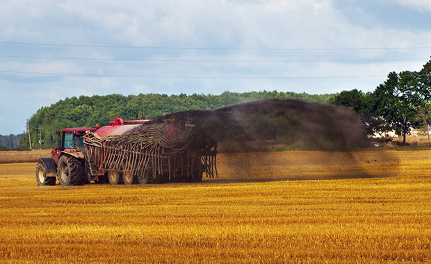 Boeren! Tractor die aan het bemesten is