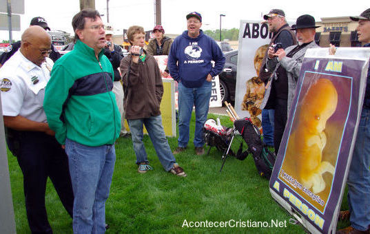 Arrestan a pastor evangélico por protestar contra el aborto Pastor arrestado por protestar contra el aborto