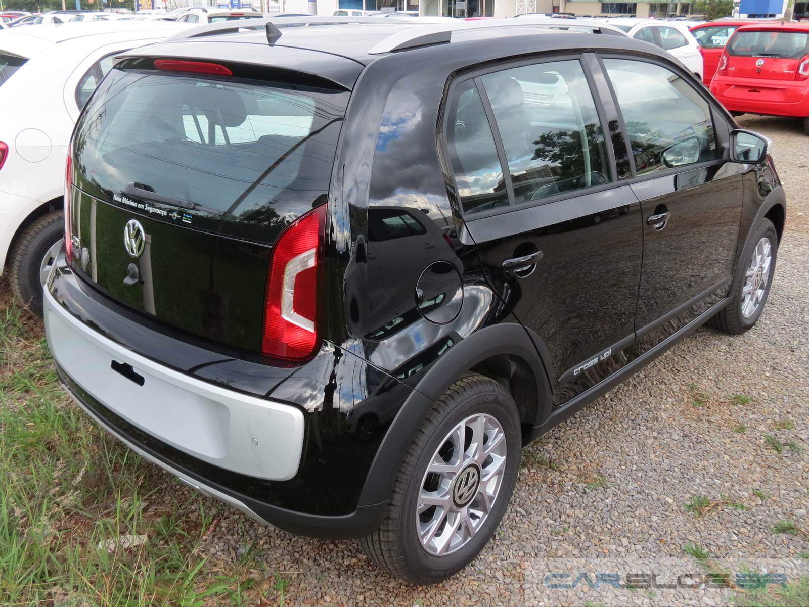 VW Crossup! Preto vídeo, preço, consumo e ficha técnica