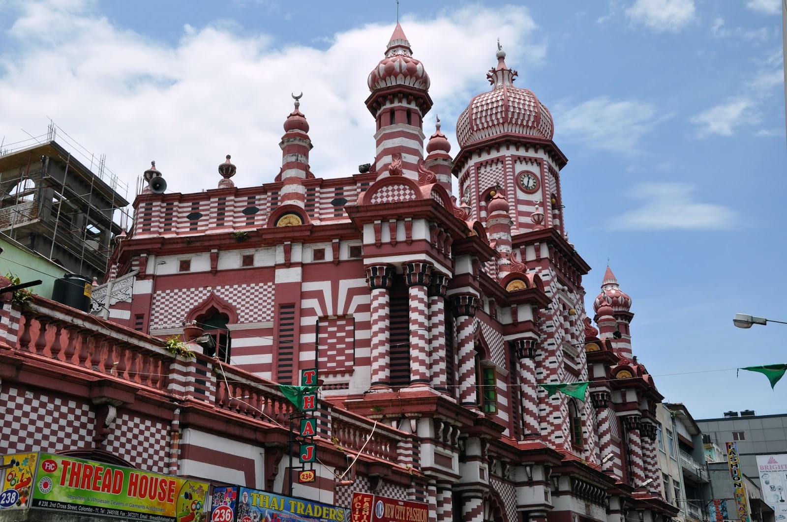 Мечеть шри ланка. Мечеть Джами уль Альфар. Красная мечеть Коломбо. Шри Ланка мечеть. Мечеть Джами уль-Альфар Коломбо Шри-Ланка фото.