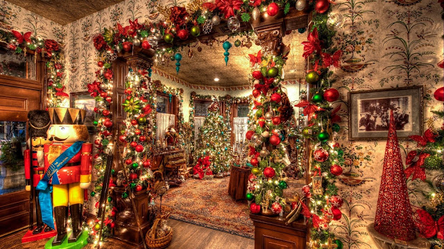 HD wallpaper met een huis ondergedompeld in kerstversiering.