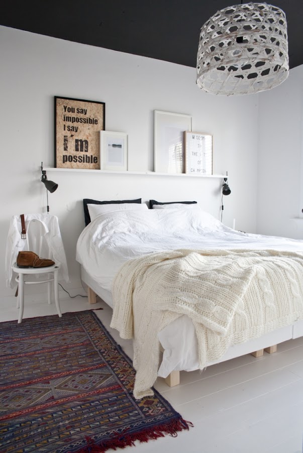 Blanco, madera y detalles en negro. Estilo nordico para una preciosa