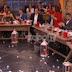 ΒΙΝΤΕΟ-Η άλλη δεν έβρισκε γαρύφαλλο και πέταξε αυγό στην χορεύτρια!