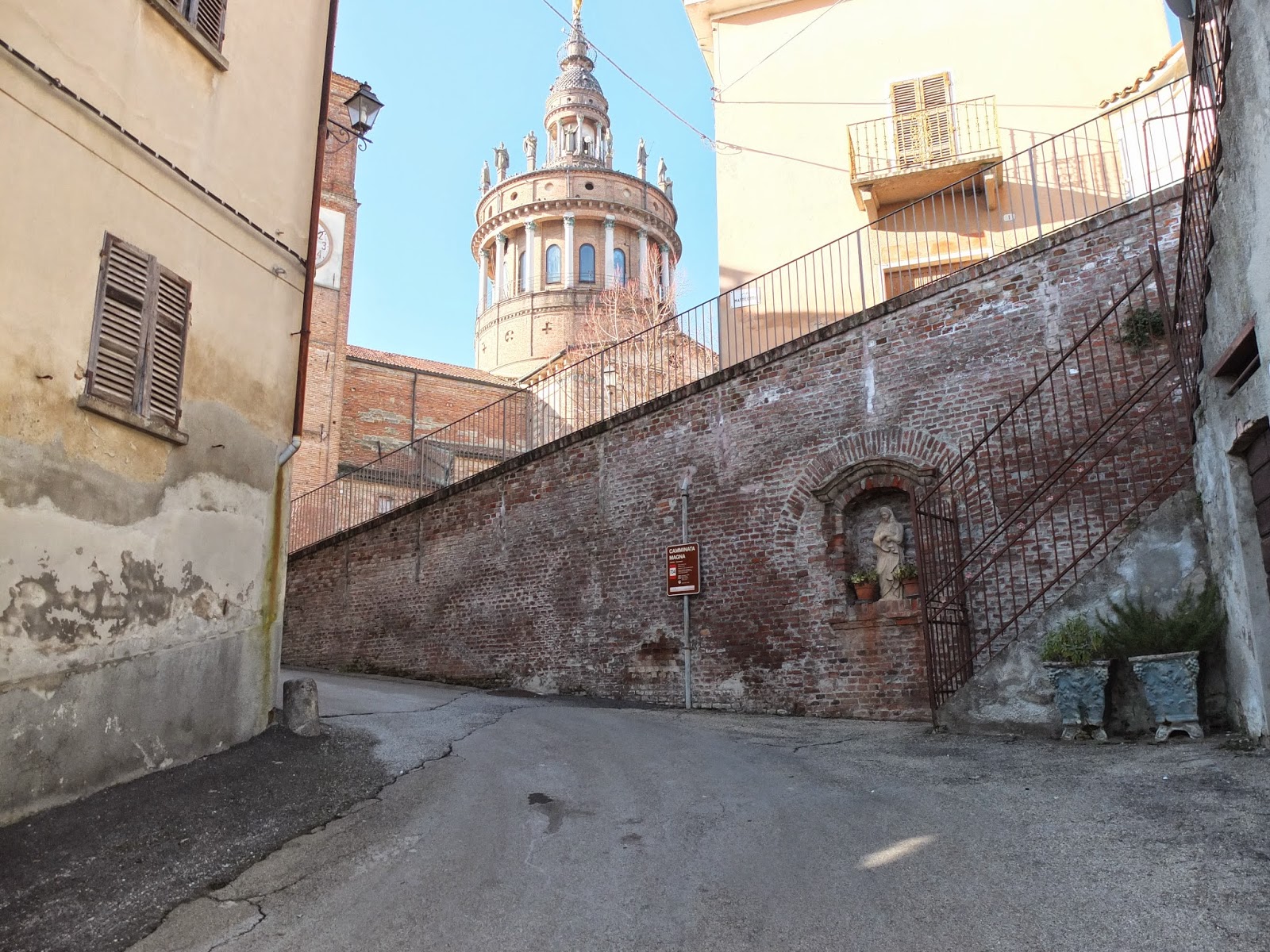 Dietro Al Muro Di Un Convento Testo
