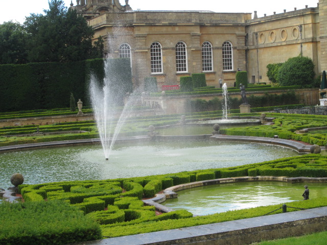 Blenheim Palace things to do p[laces to go days out trips Oxford Oxfordshire near Woodstock Churchill history