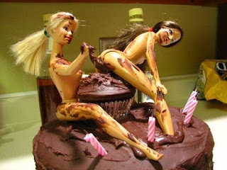 duas mulheres e um copo bolo de chocolate com fezes