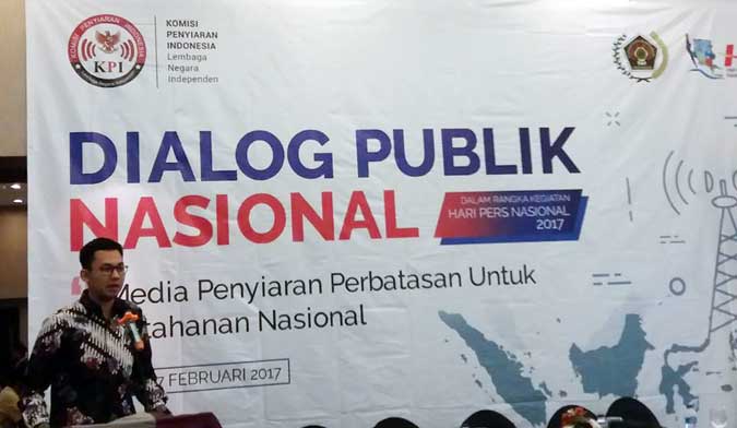 Publik Pemilik Dan Pengendali Siaran Ambon, Malukupost.com - Ketua Komisi Penyiaran Indonesia (KPI) Yuliandre Darwis mengatakan publik sebagai pemilik dan pengendali utama ranah penyiaran. Yuliandre pada Dialog Publik Nasional dalam rangka Hari Pers Nasional (HPN 9 Februari 2017, di Swiss Bell Hotel Ambon, Selasa (7/2) mengatakan frekuensi milik publik dan sifatnya terbatas, maka penggunaannya harus sebesar-besarnya untuk kepentingan publik. "KPI lebih fokus pada isi siaran daripada infrastruktur," katanya dalam Dialog Publik Nasional dengan tema, "Media Penyiaran Perbatasan Ketahanan Nasional" ini.