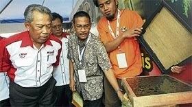 Deputy Prime Minister Tan Sri Muhyiddin Yassin being briefed on a stingless bee hive