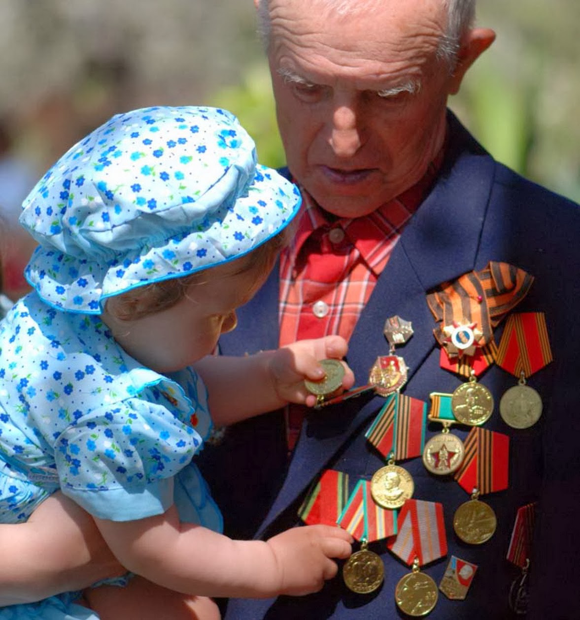 День победы деда ордена. Дедушка ветеран. Ветераны и дети. Дедушка ветер. Ветераны с внуками.