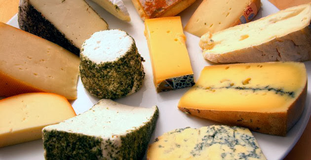 Poznati francuski sirevi. Ementaler, roquefort, camembert. brie. Famous french cheeses.
