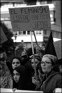 El feminismo liberal beneficia al capital cartel,manifestacion,8M,valencia