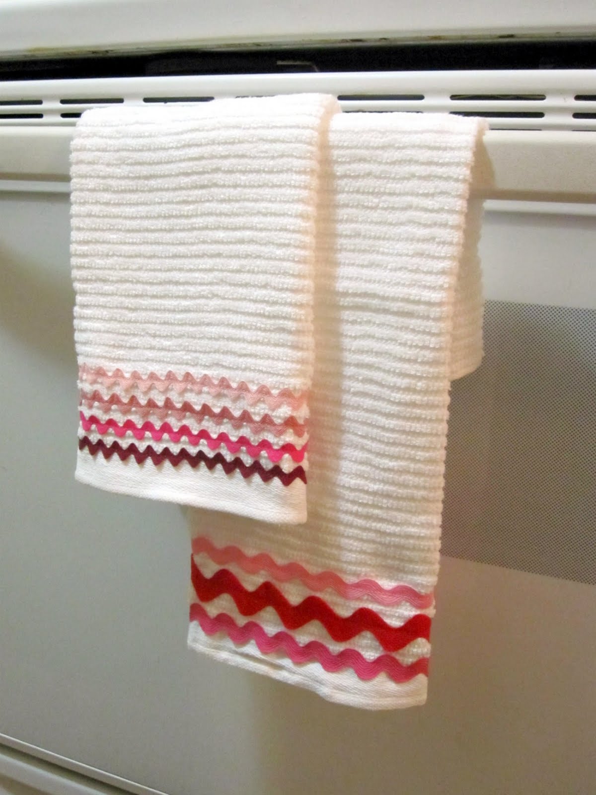 Доска полотенца. Как обработать края вафельного полотенца. Можно ли сшить полотенце для кухни из белой фланели и чем украсить.