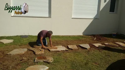 Bizzarri, da Bizzarri Pedras, executando um caminho com pedra no jardim com cacão de pedra Carranca com junta de grama. 5 de junho de 2017.