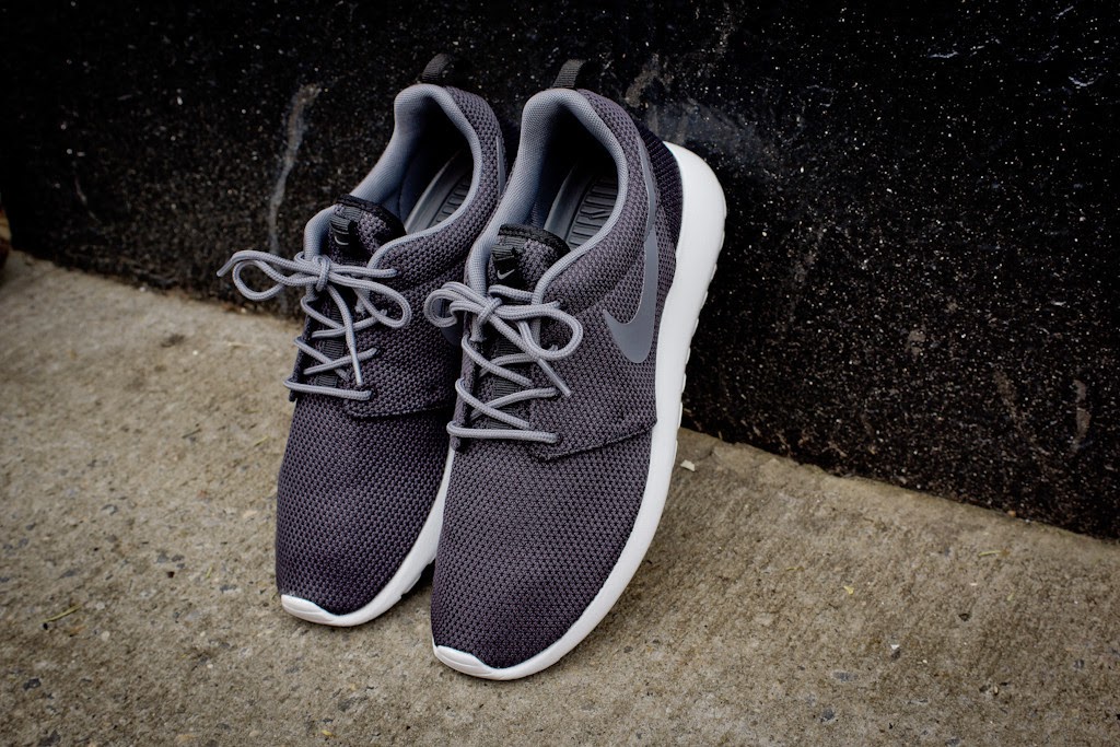 nike roshe run black grey