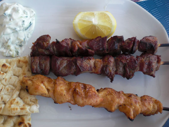 Der Geschmack von Kreta: Souvlaki - Gegrilltes Fleisch am Spieß