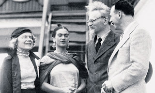 Frida Kahlo recibe a León Trostky y Natalia Sedova a su llegada a México