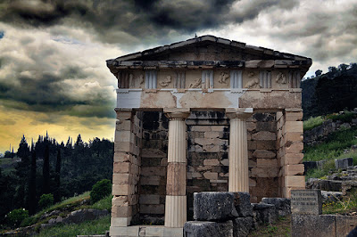 Γιατί επιλέγουν οι τράπεζες να μοιάζουν με αρχαίους ναούς; 
