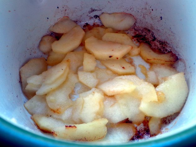 Pork tenderloin stuffed with caramelised apples by Lakak kuharica: cook the apple in butter