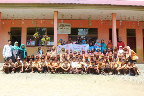 Project Book For Mountain di Bonjol, Ranah Minang Foto bersama anak-anak dan majlis guru di SD Bonjol