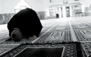 كيف أحافظ وأداوم على صلاتي الصلاة رجل يسجد ساجد راكع سركع اركان الاسلام man praying islamic islam 