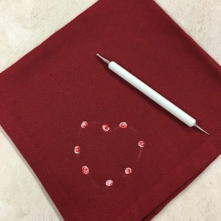 10 steps to beautiful handpainted napkins. If you want to add a personal touch to your dinner table, click through to find out how simple it is to create your own with You Can Folk It. #handmade #tutorial #howto #painting