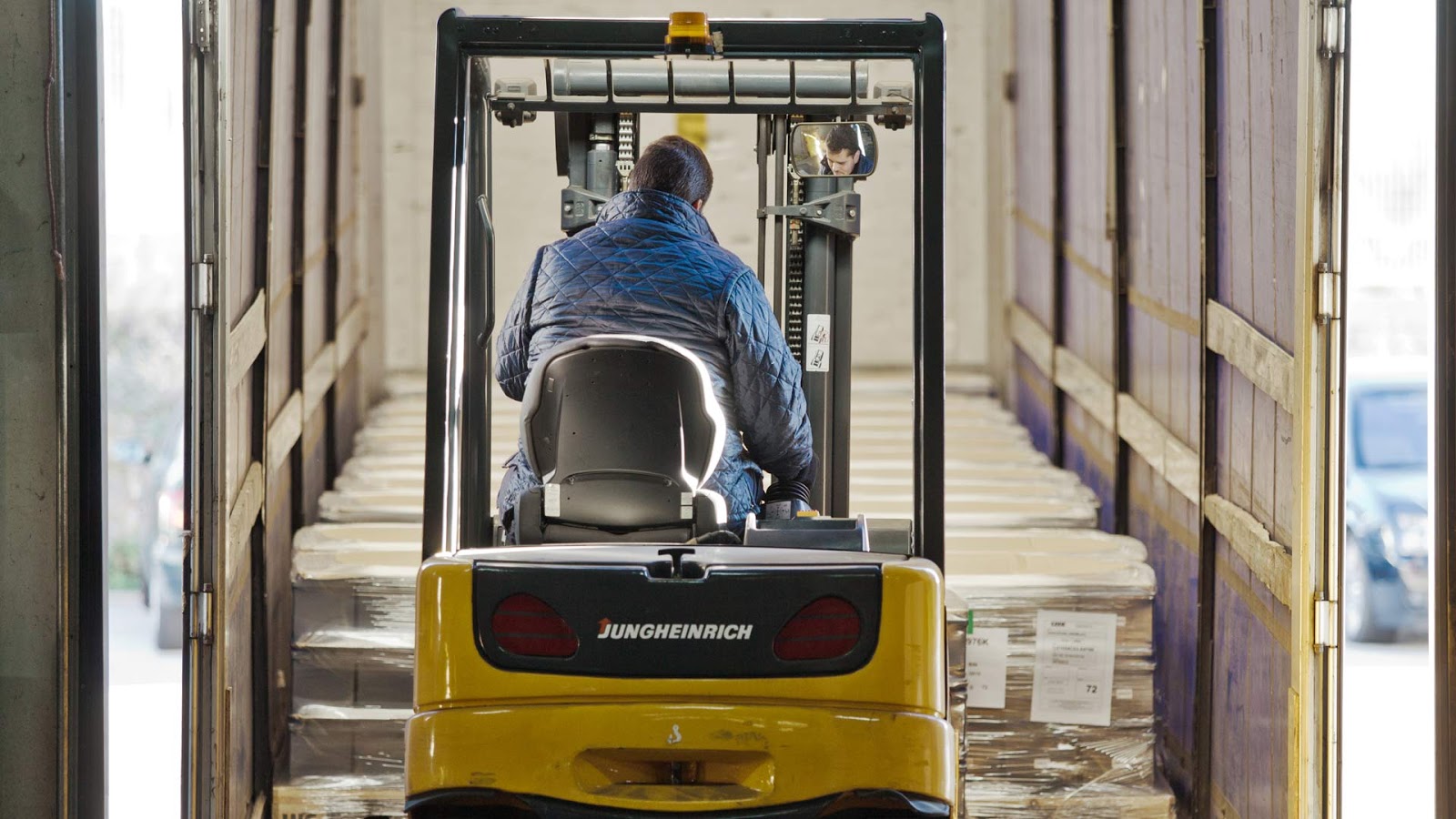 El palet en el transporte terrestre. Palet Express Almacen